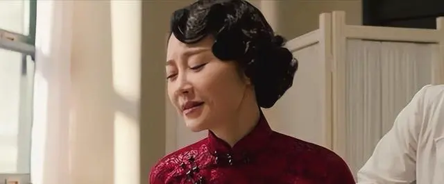许晴廖凡《邪不压正》耳光戏真打二十多次，张叔平手缝墨绿旗袍亮相：相关图片