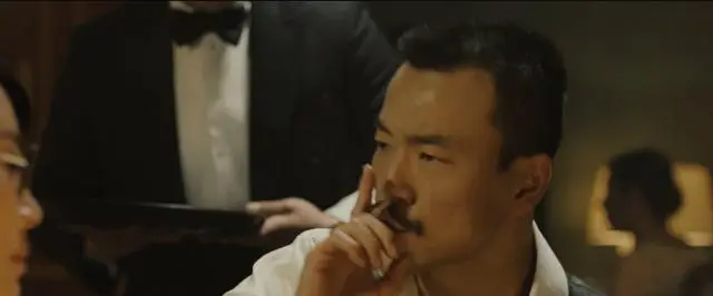 许晴廖凡《邪不压正》耳光戏真打二十多次，张叔平手缝墨绿旗袍亮相：细节速览