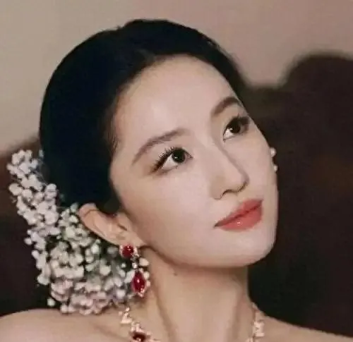 刘亦菲11个月未进组，杨紫凭《国色芳华》《家业》稳居一线花旦：现场图